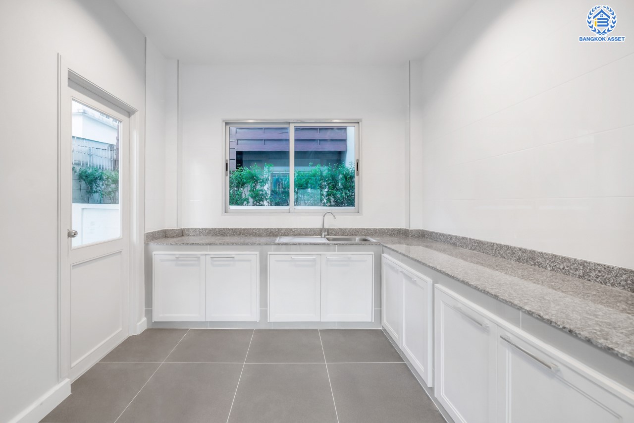 บ้านมือสองตกแต่งใหม่ ม.วิลล่าการ์เด้น2 บางกรวย-ไทรน้อย หลังมุม เนื้อที่ 51.5 ตร.ว. ฟังก์ชัน 3 ห้องนอน 3 ห้องน้ำ จอดรถได้ 2 คัน บรรยากาศเป็นส่วนตัว บนทำเลศักยภาพ ใกล้เซ็นทรัลเวสต์เกต เชื่อมต่อหลายเส้นทาง ถ.รัตนาธิเบศร์, ถ.กาญจนาภิเษก และราชพฤกษ์ และรถไฟฟ้า "สถานีบางพลู"...